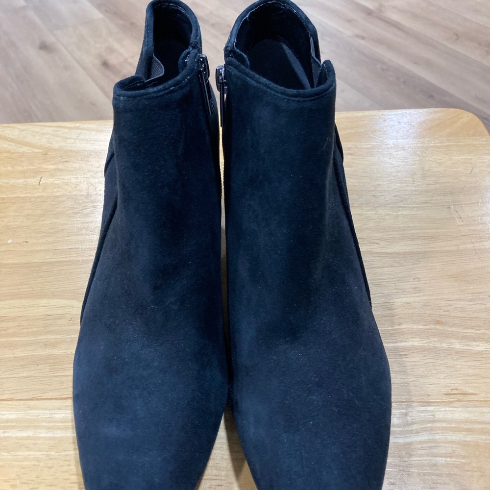 Ivanka Trump woman’s Sz 8.5m black suede booties
